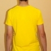 желтая футболка с фоном из черепов - Фото №1